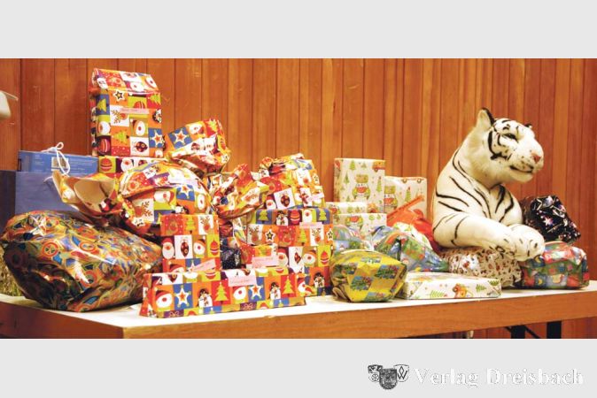 Kurz vor Weihnachten hatte das Begegnungsfest auch ein wenig weihnachtliches Flair, die Organisatoren hatten einen Geschenketisch gefüllt.