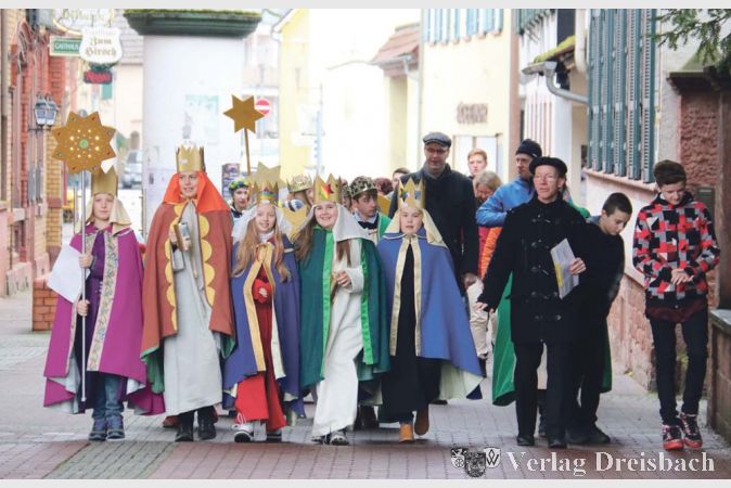Die Sternsinger auf dem Weg zum Empfang bei B&uuml;rgermeisterin Antje K&ouml;ster.