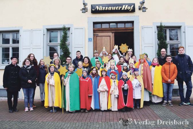 Hattersheims Sternsinger 2016 und ihre Betreuer mit B&uuml;rgermeisterin Antje K&ouml;ster sowie Pastoralreferent Dr. Sebastian Schneider (links) und Pfarrer Andreas Klee (hinten, zweiter von rechts). Die Rathauschefin dankte den Kindern und Jugendlichen ausdr&uuml;cklich: &bdquo;Es m&uuml;sste viel mehr Menschen geben, die sich ein Beispiel an euch nehmen.&ldquo; Das Motto der Sternsinger lautete in diesem Jahr: &bdquo;Segen bringen, Segen sein. Respekt f&uuml;r dich, f&uuml;r mich, f&uuml;r andere &ndash; in Bolivien und weltweit!&ldquo;
(Fotos: A. Kreusch)