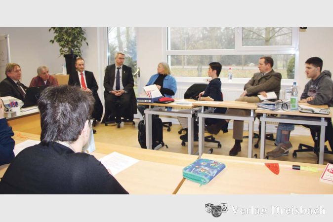 Die Sch&uuml;lerinnen und Sch&uuml;ler der Klasse O3 trugen ihr Anliegen B&uuml;rgermeister Dirk Westedt und Vertretern des Ministeriums f&uuml;r Wirtschaft und Verkehr bei einem Treffen in der Edith-Stein-Schule des Antoniushauses vor.
(Foto: privat)