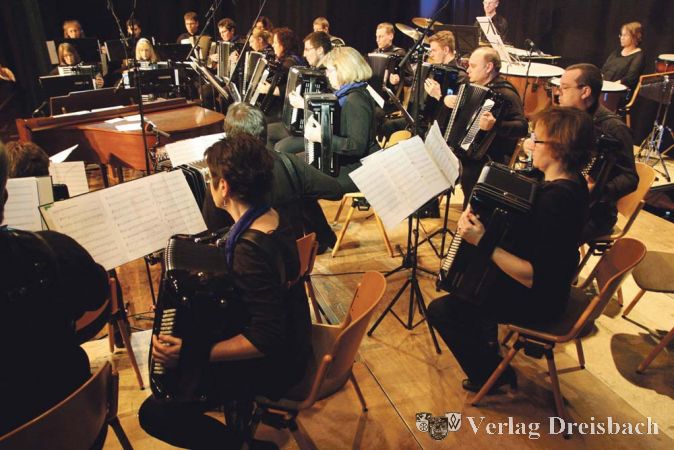 Das 1. Orchester des Handharmonika-Spielrings f&uuml;llte am Neujahrstag die B&uuml;hne des B&uuml;rgerhauses, das wiederum mit rund 400 Zuh&ouml;rern gut gef&uuml;llt war.
(gus/Fotos: Steinacker)
