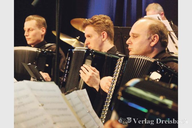 Konzentrierte Arbeit leisteten die Musiker des HHS an ihren Tasteninstrumenten, wie in den Gesichtern der Orchestermitglieder abzulesen ist.