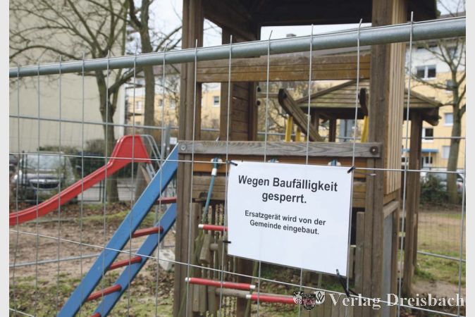 Das interessanteste Gebilde auf dem Platz, das Multifunktionsspielger&auml;t, ist derzeit wegen Bauf&auml;lligkeit gesperrt und muss ersetzt werden.