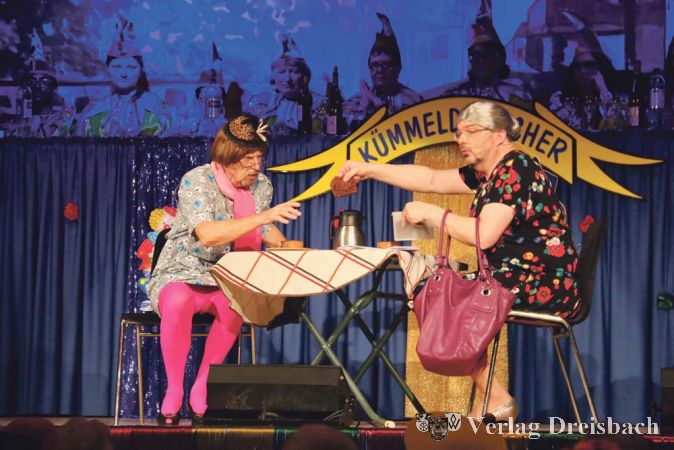 Nicht nur, aber auch um guten Kuchen geht es zum Vergn&uuml;gen der Eddersheimer Zuschauer immer wieder bei &bdquo;K&auml;tche und Lisbeth&ldquo; (Hans Dilsky und Andreas Marz).
(Fotos: A. Kreusch)