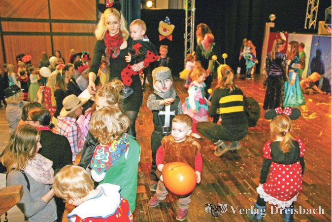 Freiraum zum Tanzen und Tollen bietet beim Kindermaskenball die B&uuml;hne, die anders als bei den Abendveranstaltungen der Erwachsenen nicht von Vortragenden gebraucht wurde.
(gus/Fotos: Steinacker)