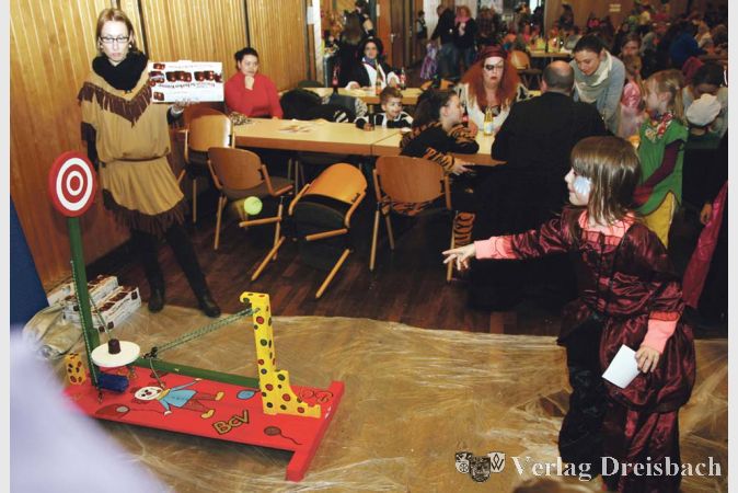 Gar nicht so einfach, die Scheibe mit dem Tennisball so fest zu treffen, dass der Schleudermechanismus ausgel&ouml;st wird und der Schokokuss durch die L&uuml;fte fliegt.