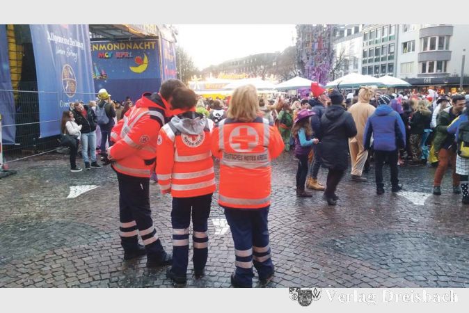 Hochheimer DRK-Helfer waren an Fastnacht in der Bereitschaft in Mainz im Einsatz, hier am am Schillerplatz.
(Foto: privat)