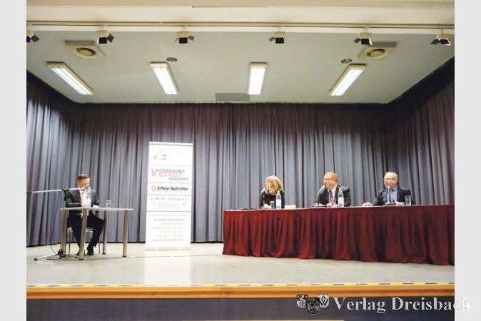 Sie sorgten f&uuml;r einen langen und zugleich kurzweiligen Abend (von links): Moderator Alexander No&eacute;, die amtierende B&uuml;rgermeisterin Antje K&ouml;ster (SPD), Klaus Schindling (CDU) und Karl Heinz Spengler (FWG).
(Fotos: M. Krause)