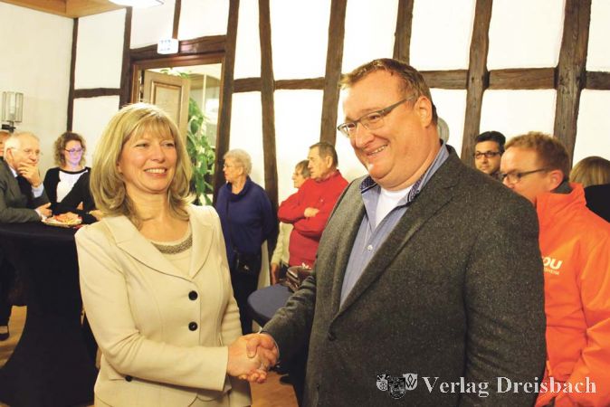 Die amtierende B&uuml;rgermeisterin Antje K&ouml;ster und Klaus Schindling (CDU) reichten sich am Wahlabend die H&auml;nde &ndash; der Kampf geht am 20. M&auml;rz allerdings in die n&auml;chste Runde.
(Foto: A. No&eacute;)