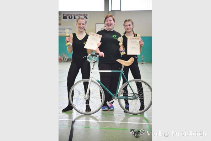 Gl&uuml;cklich: Trainerin Jessica Sappik mit ihren Sportlerinnen Lena Frenzel und Kira Stieglitz.
(Foto: privat)