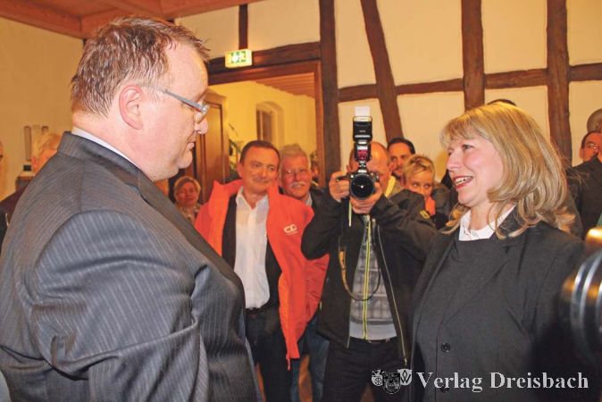 Abgekämpft, aber glücklich nimmt Klaus Schindling die Gratulation der amtierenden Bürgermeisterin Antje Köster entgegen.
(Fotos: A. Noé)
