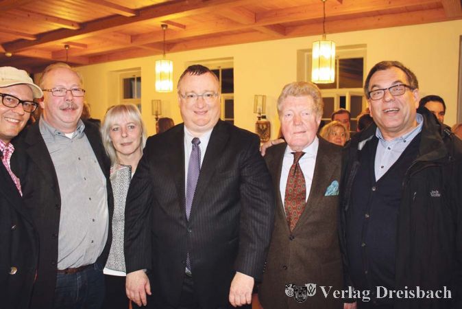 Der FDP-Ortsverbandsvorsitzende Peter Pilz und der FWG-Fraktionsvorsitzende (und ehemalige Bürgermeisterkandidat) Karl Heinz Spengler freuen sich mit Stadtrat Günter Tannenberger (CDU) und dem FWG-Vorsitzenden Willi Torka (von links) über den Wahlsieg des von ihnen unterstützten CDU-Kandidaten Klaus Schindling (Bildmitte).