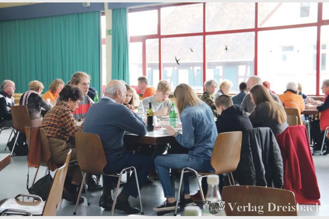 Der fair gehandelte Rotwein, der am Stand mit weiteren Fairtrade-Artikeln wie Kaffee, Schokolade, Honig und Zucker am Sonntag angeboten wurde, passte offenbar sehr gut zum afrikanischen Essen.