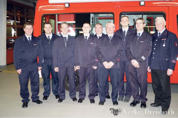 Der Feuerwehrausschuss (Einsatzabteilung) zeigt v.l. Peter Eckert (Gemeindebrandinspektor), Gerald Willberg (Stellvertr. Gemeindebrandinspektor), Timo Jung (Beisitzer), Andreas Fink (Jugendfeuerwehrwart), Dietmar Zaia (Beisitzer), Harald Engert (Beisitzer), Maik Billino (Beisitzer), Reiner Zerjeski (Beisitzer) und Gerhard Eberle (Vertreter der Alters- und Ehrenabteilung).