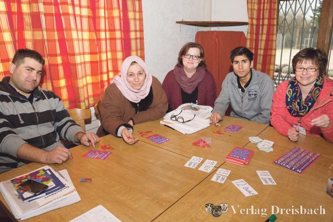 Sprachkurs mit Fl&uuml;chtlingen, angeleitet und durchgef&uuml;hrt von Antje Staudt (Mitte) und Stefanie Geis (r.).
(Foto: privat)