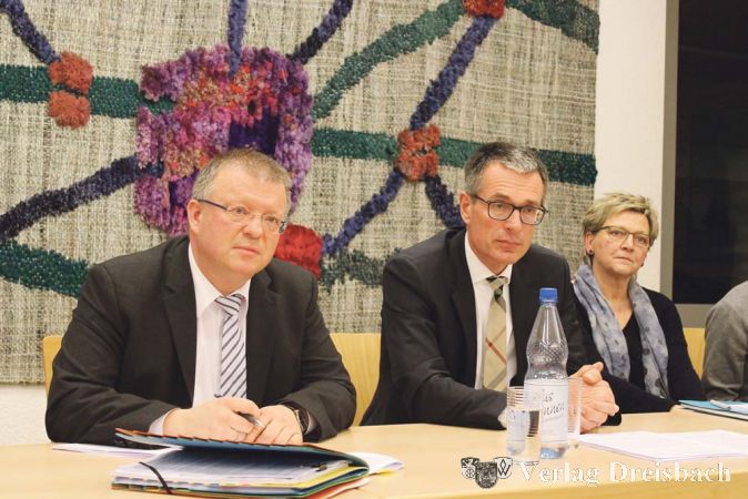 Rechtsanwalt Dr. Martin Schr&ouml;der und Prof. Holger Matt, Vorsitzender des Vereins &bdquo;Lebenswertes Hattersheim&ldquo;, (von links) f&uuml;hrten durch den Informationsabend.
(Foto: A. No&eacute;)