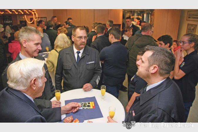Den Spatenstich feierten Stadtbrandinspektor J&uuml;rgen Karheiding (Mitte) und seine Kollegen im alten Feuerwehrhaus, das sp&auml;testens im Mai 2017 verlassen werden soll.