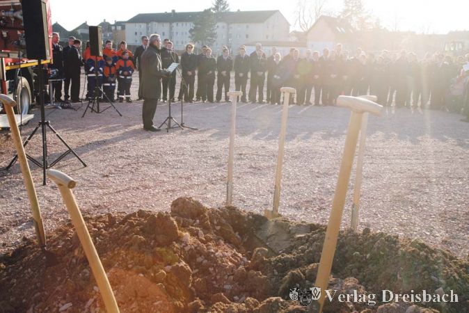 Sonnenstrahlen beim Spatenstich zum neuen Feuerwehrhaus, besser kann man es am Winterende nicht treffen. B&uuml;rgermeister Richard von Neumann sprach zu den Ginsheimer Feuerwehrleuten, aber auch Kolleginnen und Kollegen aus den Nachbarwehren freuten sich mit.
gus/Fotos: Steinacker)