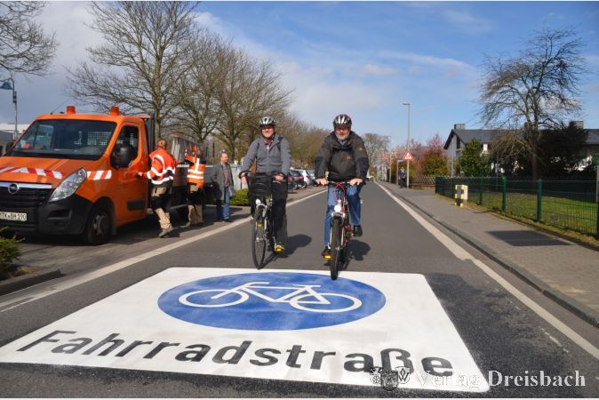 Ein Fahrradfahren nebeneinander ist in der Jahnstra&szlig;e, wo sich der KFZ-Verkehr den Radlern unterzuordnen hat, in Zukunft gestattet.&nbsp;
(Fotos: R. D&ouml;rh&ouml;fer)