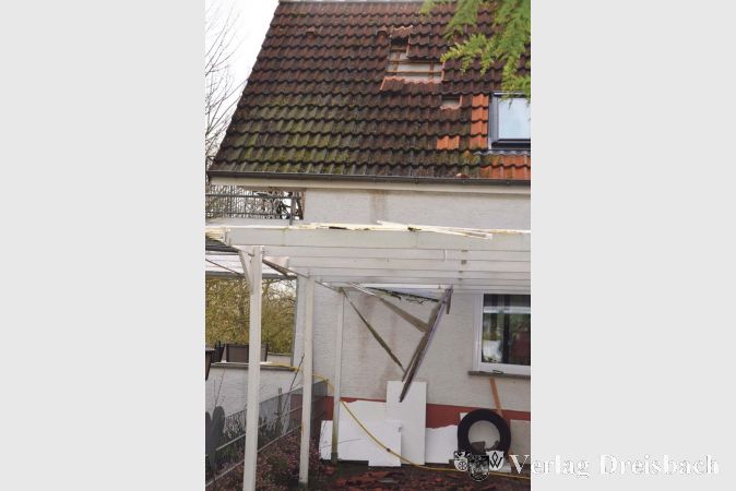 &bdquo;Wie ein Hurrikan&ldquo; &ndash; so beschrieb Helga Reisz ihre Beobachtungen zum j&uuml;ngsten Wirbelschleppenvorfall am Donnerstagnachmittag in Fl&ouml;rsheim. Die Weilbacherin befand sich zu diesem Zeitpunkt auf dem Vorplatz der Trauerhalle am neuen Friedhof und wurde so Zeugin der Verwirbelungen, h&ouml;rte die fallenden Ziegel krachen. In der Riedstra&szlig;e 75 st&uuml;rzte ein gutes Dutzend Ziegel vom Dach.
(Foto: R. D&ouml;rh&ouml;fer)