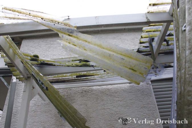 Die Ziegel durschlugen das Vordach, Balken und Latten barsten. B&uuml;rgermeister Michael Antenbrink rief im Rahmen der Ereignisse erneut dazu auf, vom Dachsicherungsprogramm der Fraport AG Gebrauch zu machen: &bdquo;Der Vorfall zeigt erneut, wie wichtig es ist, die D&auml;cher klammern zu lassen und damit m&ouml;gliche Sch&auml;den zu verhindern.&ldquo; F&uuml;r Fragen zum Thema Dachsicherung steht die st&auml;dtische Stabsstelle Flughafen (Telefon 06145/955&ndash;214) zur Verf&uuml;gung.
(Foto: H. J. Gall)