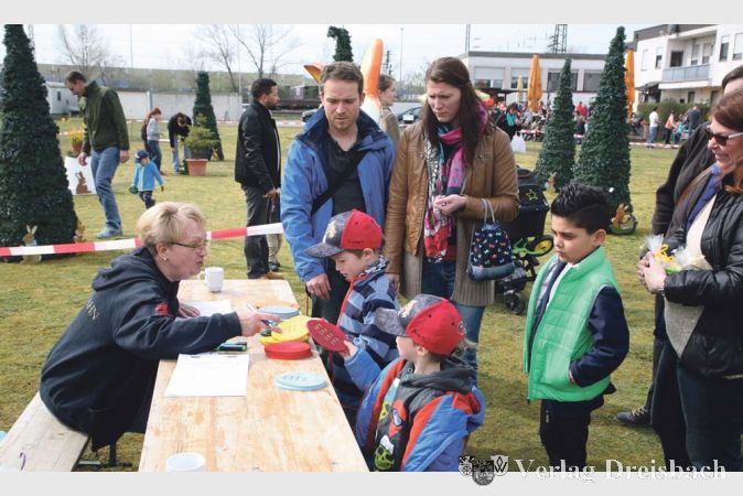 Nach welchen Holzeiern sie auf dem Gel&auml;nde im Hintergrund suchen sollen, erfuhren die Kinder bei der &bdquo;Suche nach den verlorenen Osternestern&ldquo; auf den gro&szlig;en Eiern, die sie bei der Registrierung erhielten.
(gus/Fotos: Steinacker)