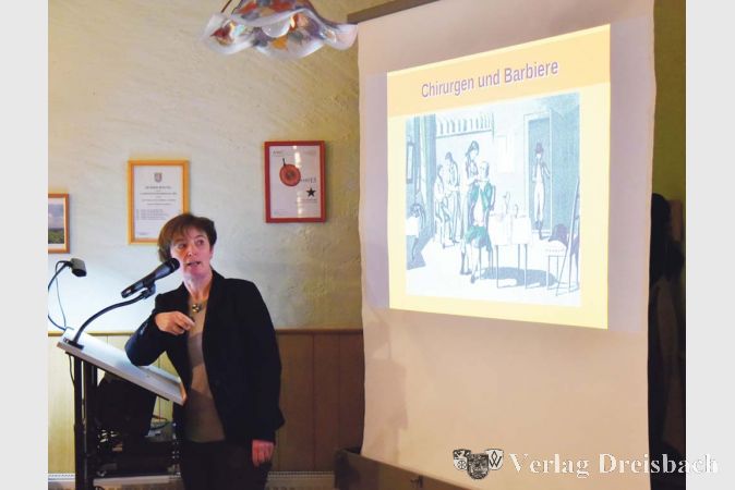 Dr. Gabi Nick berichtete bei der Arbeitsgemeinschaft Alt-Hochheim &uuml;ber den Berufsstand der Barbiere, die in Hochheim lange mangels ausgebildeter &Auml;rzte im Dorf auch chirurgische Eingriffe vornehmen durften.
(Foto: AAH)