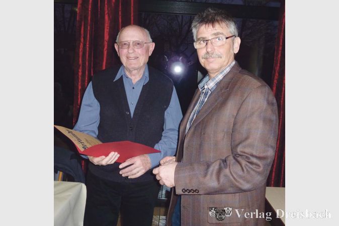 Mit einer Urkunde und einem Pr&auml;sentkorb gratulierte der 1. Vorsitzende Michael Moise Adolf D&uuml;rr zu seiner 65-j&auml;hrigen Mitgliedschaft in der TSV Ginsheim.