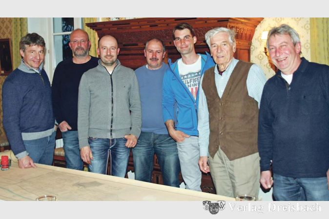 Der Vorstand des Hochheimer Weinbauvereins um den Vorsitzenden Franz Michel (2.v.r.) und die Mitglieder des Winzerzusammenschlusses trafen sich zur Jahresmitgliederversammlung mit vielen inhaltlichen Punkten im Gutsausschank von Martin Mitter (3.v.l.).
(Foto: privat)
