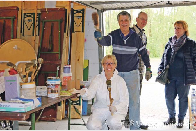 Gut gelaunt wurden am letzten Samstag im Hattersheimer Freibad Pinsel und Besen geschwungen, um das Schwimmbad f&uuml;r die kommende Saison fit zu machen.
(Fotos: A. Kreusch)