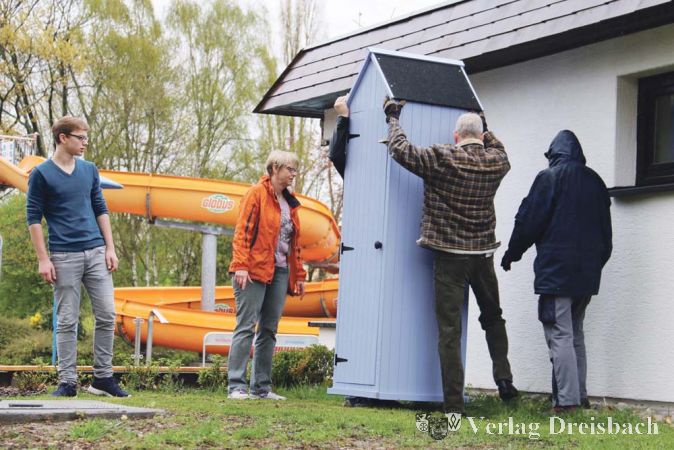 In diesem blauen H&auml;uschen werden die Besucher des Hattersheimer Freibades in der n&auml;chsten Saison Lesestoff finden, um die Zeiten des Sonnenbadens interessanter gestalten zu k&ouml;nnen.