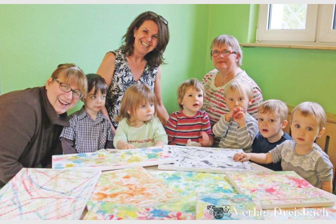 Rita Becker, Gerlinde Goldhausen und K&uuml;nstlerin Kerstin Hebauf (hinten, v. l.) zusammen mit Kindern des &bdquo;Treffp&uuml;nktchens&ldquo; vor den farbenfrohen und fantasievollen Kunstwerken.
(Foto: A. Kreusch)
