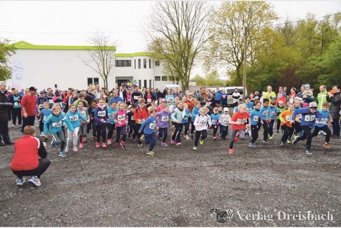 Mehr als 40 Kinder &ndash; unter ihnen 14 Sch&uuml;lerinnen und Sch&uuml;ler der Riedschule &ndash; nahmen am Bambini-Lauf teil, bei dem eine Strecke von 800 Metern zu bew&auml;ltigen war.