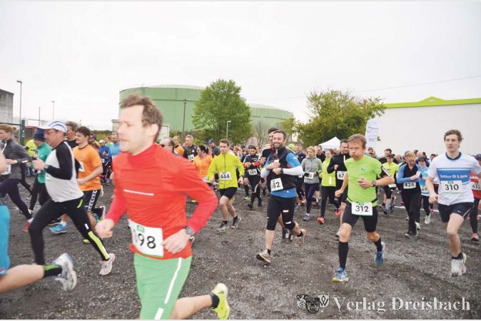 Laufen f&uuml;r den guten Zweck: Jeder erwachsene Teilnehmer unterst&uuml;tzte mit seiner Startgeb&uuml;hr von 10 Euro die Main-Taunus-Stiftung.
(Fotos: R. D&ouml;rh&ouml;fer)