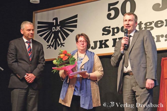Landrat Michael Cyriax (links) verlieh im Rahmen des Festkommerses an Monika Hilse und Dr. Axel Breuckmann den Ehrenbrief des Landes Hessen.
(Foto: A. Kreusch)