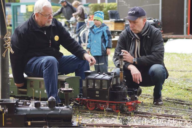 Der Koblenzer Rolf Braun hatte beim Andampfen des Dampfbahnclubs Rhein-Main seine Lok mitgebracht, an der er zwei Jahre lang gebastelt hatte.
(Fotos: G&ouml;ssl)