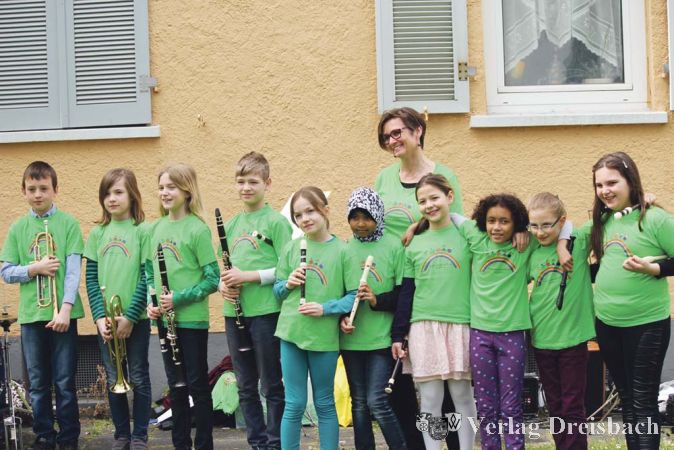 Das Schulorchester der Regenbogenschule bereicherte das Programm des Gartenfestes in der Siedlung.
(Fotos: A. Kreusch)