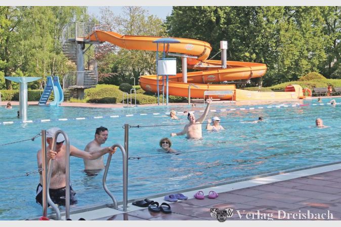 Fr&ouml;hliche &bdquo;Morgenschwimmer&ldquo; im Hattersheimer Freibad: Freunde zu treffen ist einer der Beweggr&uuml;nde, weshalb viele langj&auml;hrige Schwimmbadbesucher in jedem Jahr die Er&ouml;ffnung der neuen Saison kaum erwarten k&ouml;nnen.
(Fotos: A. Kreusch)