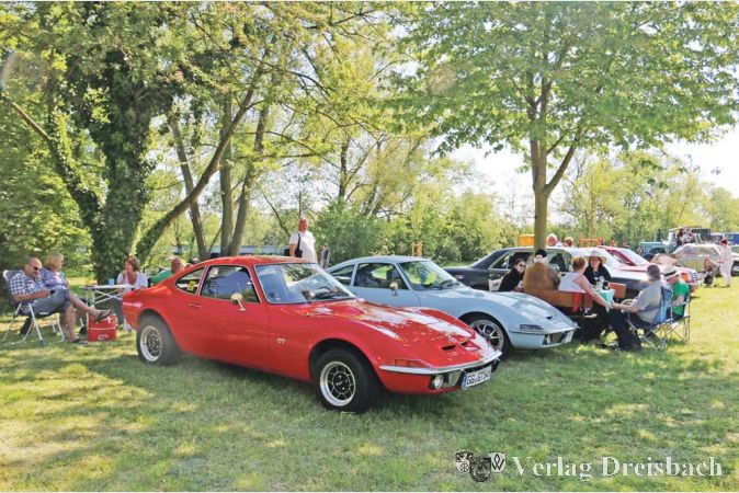 Die Schattenpl&auml;tze unter den sch&ouml;nen B&auml;umen waren beim Oldtimerwochenende in Fl&ouml;rsheim sehr beliebt &ndash; f&uuml;r ein Picknick neben dem &bdquo;alten Sch&auml;tzchen".
(Fotos: A. Kreusch)