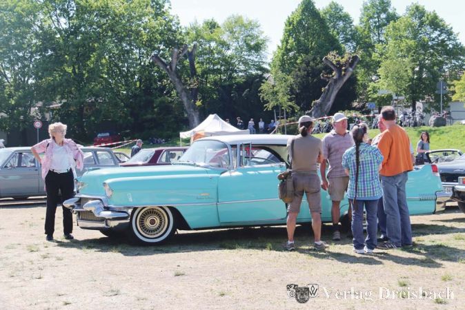 Von dem himmelblauen Prachtexemplar der Marke Chevrolet mit seinen &bdquo;Chrom-H&ouml;rnern&ldquo; waren die Besucher des Oldtimerwochenendes besonders beeindruckt.