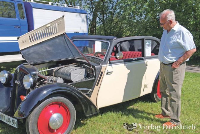 Auch einen Blick in den Motorraum konnte man bei manchem "Sch&auml;tzchen" werfen.