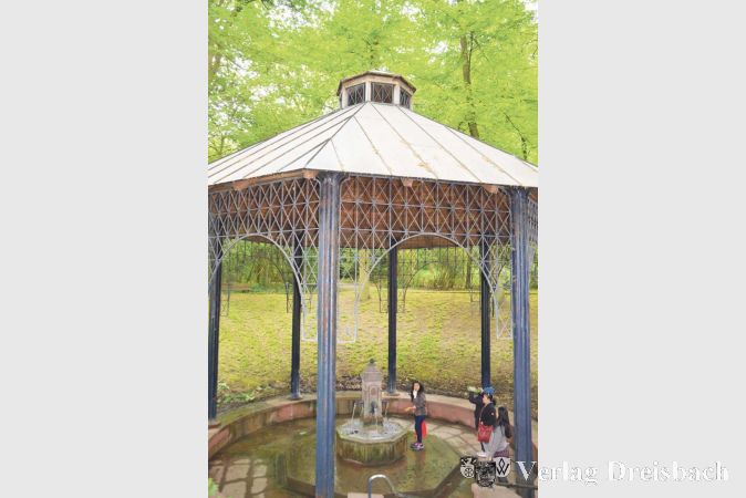 Seit nunmehr 34 Jahren wird zu Ehren der Schwefelquelle in Bad Weilbach das Brunnenfest gefeiert. Ihr Wasser wird weit und breit gesch&auml;tzt &ndash; allerdings besteht Handlungs- beziehungsweise Sanierungsbedarf: da die Brunneneinfassung in die Jahre gekommen ist, kann es zu Verunreinigungen des Wassers durch Keime kommen. Die Quelle musste aufgrund dessen bereits zum wiederholten Male &uuml;ber Wochen geschlossen werden.
