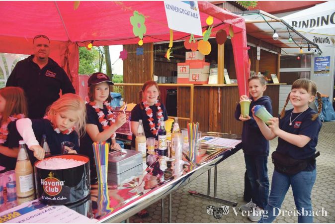 Die Minil&ouml;scher trugen mit ihrer (Kinder-)Cocktailbar zum Gelingen des Festes bei: die fruchtigen Mix-Getr&auml;nke erg&auml;nzten sich prima mit den pikanten K&ouml;stlichkeiten vom Grill.
(Fotos: R. D&ouml;rh&ouml;fer)