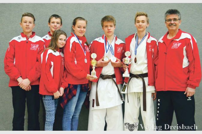 Das erfolgreiche Karate-Team der TSV Ginsheim (v.l.n.r.): Robin Heinisch, Bj&ouml;rn Reichel, Elena Schmitt, Anna-Katharina Koch, Patrick Koch, Jan Clemens, Betreuer und Trainer Michael Moise.
(Fotos: privat)