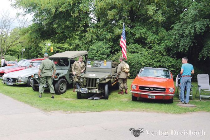 Kleine &bdquo;amerikanische Ecke&ldquo; bei den Klassikertagen: Jeep und Mustang &ndash; beides sind Kultmarken f&uuml;r viele Oldtimerfreunde.