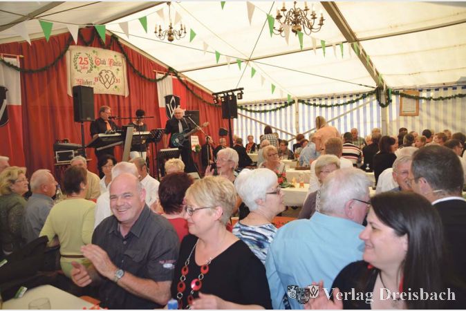 Geselligkeit und Kameradschaft sind die Ziele des Clubs Fidelio, der vor 25 Jahren von sechs jungen Wickerern gegr&uuml;ndet wurde. Die Wickerer feierten mit ihrem Traditionsverein in Zelt, Scheune und Hof einen fr&ouml;hlichen Festkommers.
(Fotos: R. D&ouml;rh&ouml;fer)