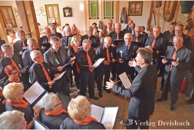 Der Gemischte Chor des Gesangvereins S&auml;ngerlust ehrte den Jubilaren mit einem St&auml;ndchen.