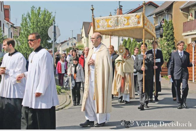 Pfarrer Andreas Klee (Bildmitte) und der Priesterliche Mitarbeiter Antonio Portalatin (unter dem &bdquo;Himmel&ldquo;) f&uuml;hrten die Prozession an Fronleichnam durch Eddersheim.
(Fotos: A. Kreusch)