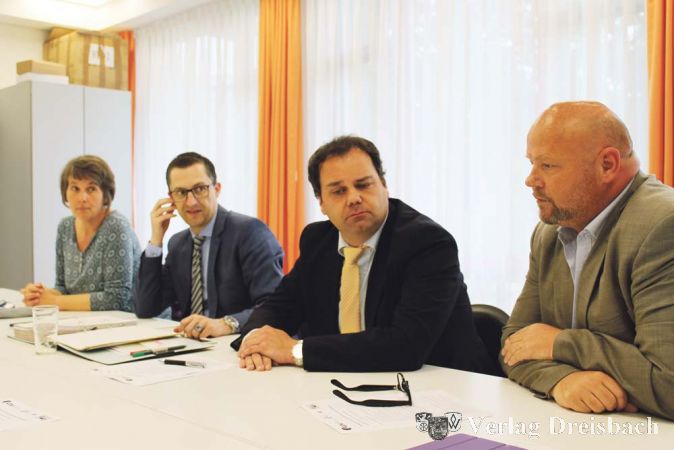 Freie Kooperation statt Koalition: Die vier Fraktionsvorsitzenden (von links) Renate Mohr (GALF), Marcus Reif (CDU), Thorsten Press (FDP) und Thomas Probst (dfb) k&uuml;ndigten am Dienstag an, fortan politisch eng zusammenarbeiten zu wollen.
(Foto: A. No&eacute;)