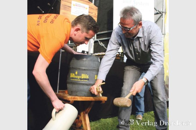 Der letzte Bieranstich f&uuml;r B&uuml;rgermeister Richard von Neumann mit SKB-Chef Daniel Martin gelang.
(gus/Fotos: Steinacker)